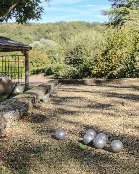 Terrain de pétanque sous les arbres au Manoir de Sauvegrain