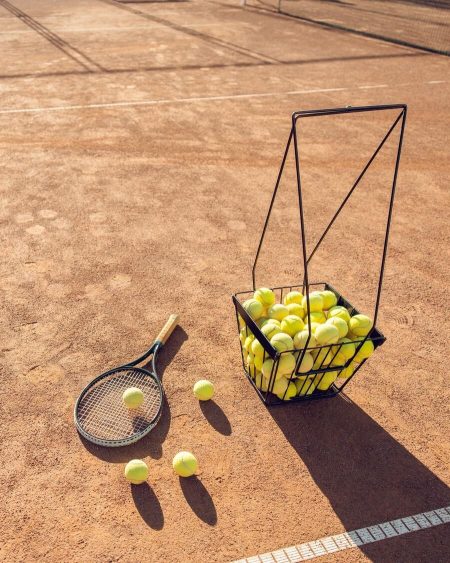 Court de tennis dans le parc au Manoir de Sauvegrain